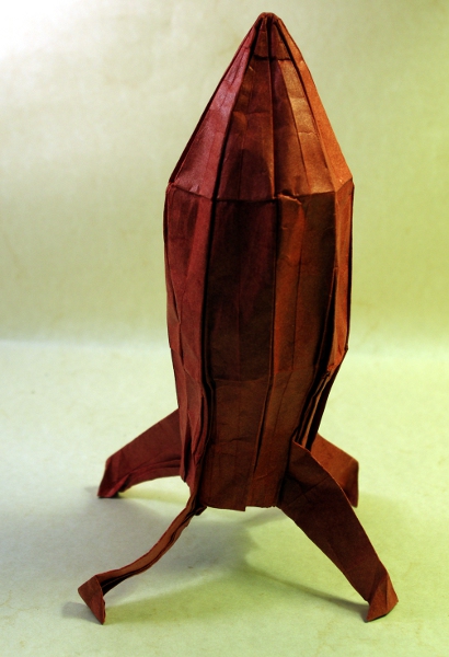 Rochetship Design by John Szinger
Plié dans un carré de papier éléphant de 35x35 cm
Finition en Wet Folding + MC
