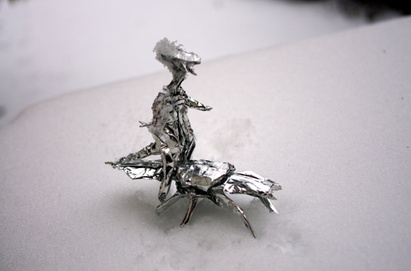 Alien chevauchant fourmi
Alien de Fernando Gigaldo
Fourmi : Piotr Pluta

Tous les deux pliés dans du papier métallisé de 25cm de côté
