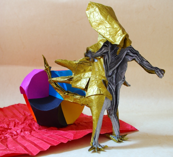 Alien warrior design by Kade Chan
Papier de soie métallisé or et argent de 50 cm * 50 cm collé à la colle vinylique dilué dans de l'eau (1 part pour 3 part d'eau).
La feuille rouge est du papier d'éléphant de 25 cm * 25 cm qui m'a servi de test-fold du CP
J'ai utilisé le modèle 'Business Card Ord design by Jeannine Mosely' comme support à l'alien
Mots-clés: origami alien warrior Kade Chan