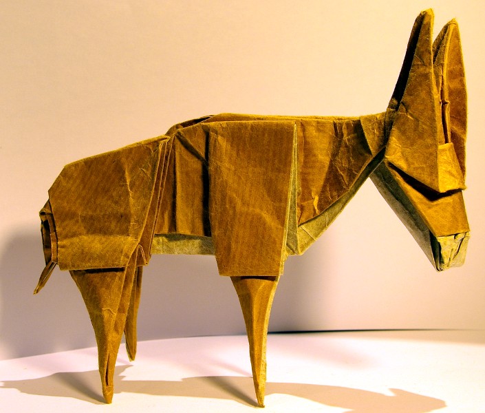 Burrito - Donkey - Ane 
Papier kraft doublé avec du papier de soie en provenance d'une boîte à chaussure.
Carré de 35 cm, plié à sec, un peu de wet-folding.
Ce modèle est mon préféré car on obtient un bel animal solide qui peut être manipulé et qui tient bien debout sur ses pattes.

