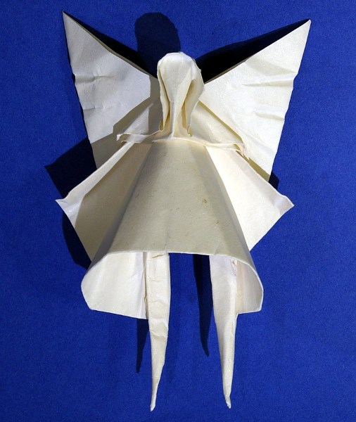 Christmass tree fairy by Dave Brill
Carré de 21 cm - papier 100 grs "Poussière de Lune" (Agray papiers).
Plié et modelé à sec.
