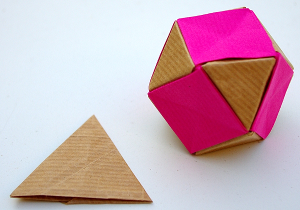 cuboctahedron
Les triangles et les carrés ont été réalisés dans du papier kraft de 10 cm de côté.
