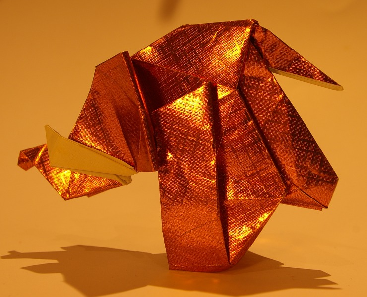 Elefantito equilibrista - Acrobatic Elephant - Elephant acrobate
Plié dans une feuille de papier cadeau métallisé
Mots-clés: Eléphant