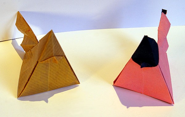 Gallinas geometricas - Geometric hens - Poules géométriques
A gauche  : papier kraft peint à la peinture acrylique, à droite papier imprimante peint à la peinture acrylique

Un modèle qui donne un très joli résultat
