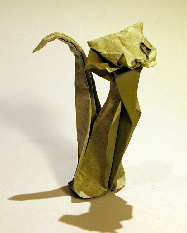 Chat de Roman Diaz
Papier gris provenant d'un cahier (probablement du papier recyclé), collé au MC avec une feuille de papier de soie blanc récupérée d'une boîte à chaussures.

Largeur de la bande : 7 cm

Wet fold

Diagramme dans le livre "Origami Para Interpreters" et sur plusieurs sites
