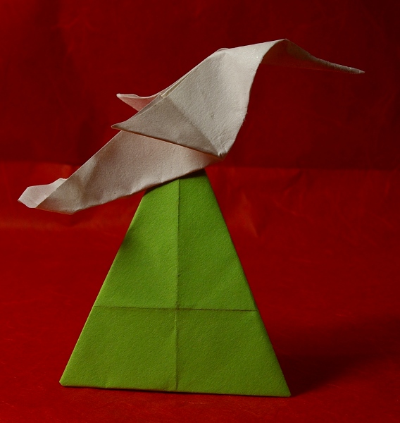 Humming bird - Design by Nguyen Tu Tuan
Carré de 9 cm, papier 100g "Poussière de lune", wet folding
Plié dans le cadre du challenge de pliage de la première quinzaine de mars
