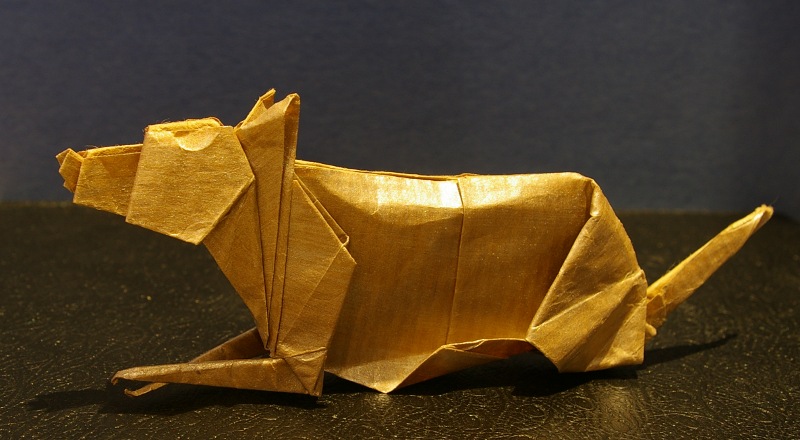 Loup gris
En papier kraft peint. 
Mots-clés: chien