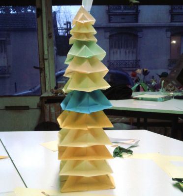 Sapin de Noël avec plusieurs pyramides
Une pyramide de Francesco Guarnieri : http://www.flickr.com/photos/f_guarnieri/8239654188/

Quand on commence avec un module on ne peut pas s'arrêter.

Le CP est ici : http://guarnieri-origami.blogspot.it/2012/12/albero-di-natale-di-piramidi.html
Mots-clés: origami,francesco guarnieri, pyramide,sapin de noël