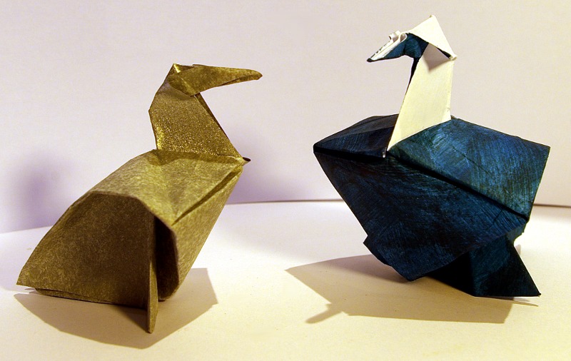 Paloma Enamorada - Dove in love - Palombe amoureuse
A droite : papier imprimante peint, à gauche : papier de soie metallisé

Cette palombe est un modèle très élégant avec la courbure de l'aile.
