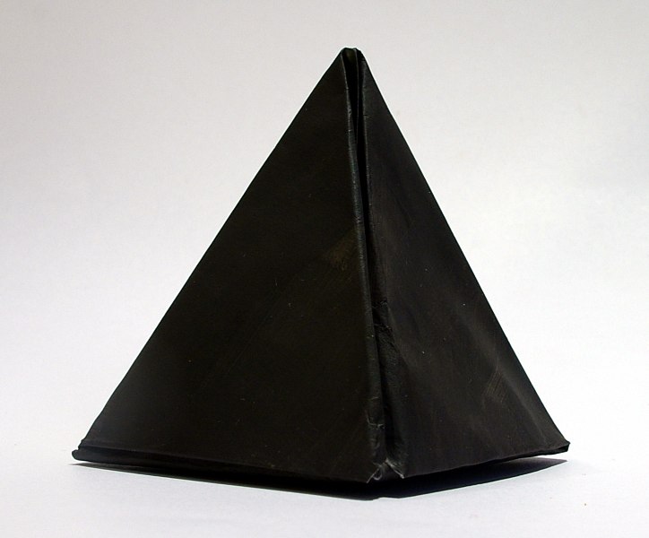 Pyramide
Papier imprimante peint.

Premier modèle de la partie "Inflatable and polyhedral Origami"
Niveau 1
Mots-clés: Polyhèdre