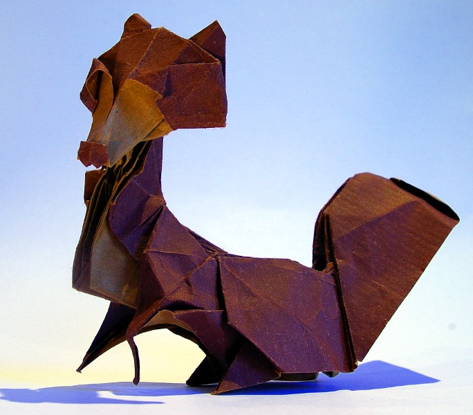 Raposa - Vixen - Renarde
Papier kraft - Dernier modèle de la partie "Origami Essence" du livre, cette partie étant celle des pliages qui se font en pliage normal.
Il y a deux difficultés sur ce modèle : le pliage de la queue et le retournement de la tête.
Mots-clés: roman diaz - renard