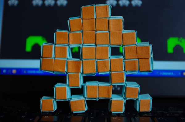 Space Invader
Cubes de 1cm de côté, structure en carte bristol, pannelage en canson 180 grammes
