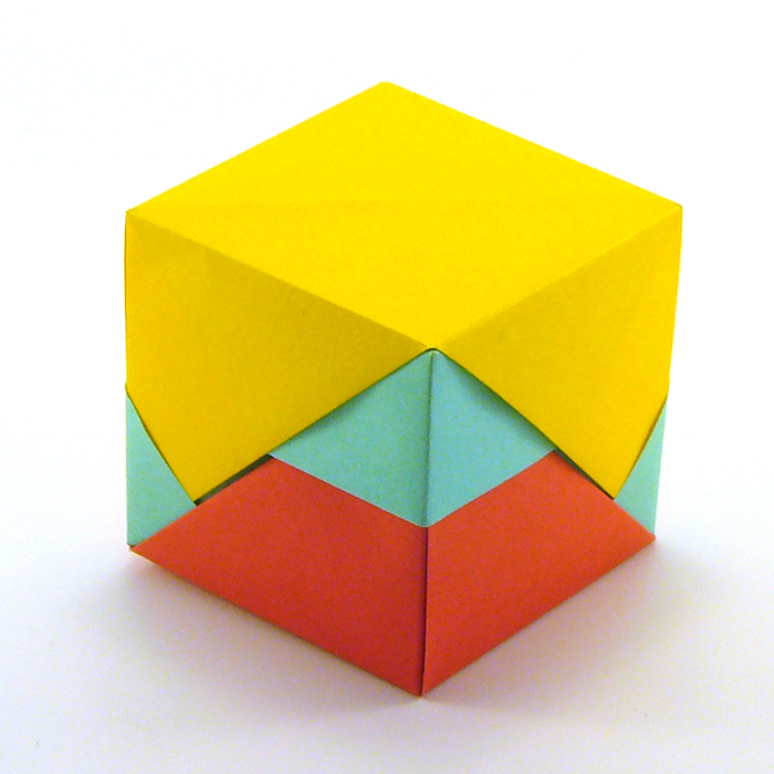 Small Square Pattern Belt Unit
Papier : Papier origami 15x15 55g
Small Square Pattern Belt Unit de Tomoko Fuse, livre : Unit Origami
Cube de 2x2 modules
