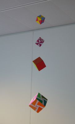 Décoration
Un petit assemblage de cube sur un fil de nylon.
