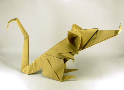 Rat2 de Eric JOISEL
Rat de eric JOISEL
Papier : Kraft 70x70

Le kraft n'étant pas tres rigide, j'ai du utiliser quelques artifices pour le faire tenir debout :-(
