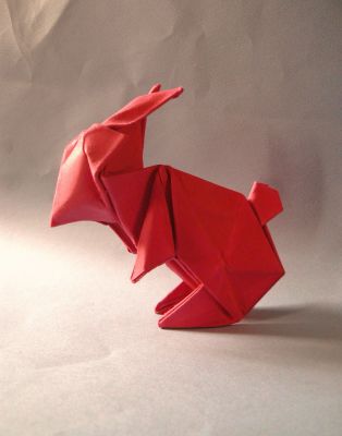 lapin de maekawa
plié dans du papier type pochette cartonnée en wet fold
