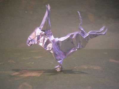 un âne en pleine ruade, zoom (Renée Mollo, 2007)
j'ai utilisé un carré 15x15cm de papier métalisé spécial origami couleur argent et blanc
j'adore ce modèle aussi, j'aime beaucoup l'idée de la ruade ^^
