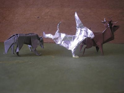 l'âne s'interpose entre le loup et sa proie, à coup de ruades
l'âne en pleine ruade de Renée Mollo, 2007
le loup (auteur inconnu)
et le cerf de Lionel Albertino, 1991
