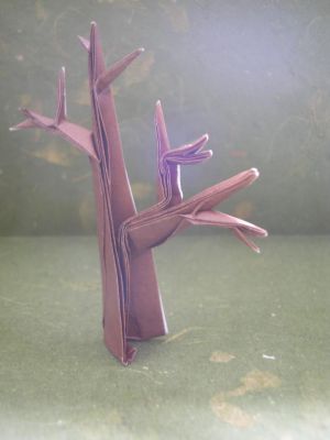 un arbre, zoom (John Montrol, 2008)
j'ai utilisé un carré 15x15cm de papier spécial origami couleur marron et blanc
