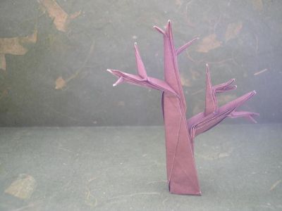 un arbre (John Montrol, 2008)
j'ai utilisé un carré 15x15cm de papier spécial origami couleur marron et blanc
