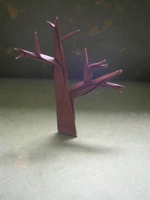 un arbre, effet d'ombre (John Montrol, 2008)
j'ai utilisé un carré 15x15cm de papier spécial origami couleur marron et blanc
