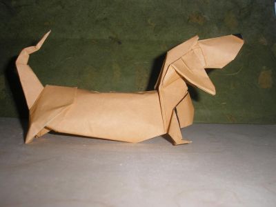 Basset (Quentin Trollip, 2008)
j'ai utilisé un papier d'origami classique de 35x35cm, marron-saumon et noir.
c'était la première fois que j'utilisais du papier aussi fin en si grande taille et je n'ai absolument pas réussi le modelage final de manière satisfaisante :/
je crois que ce papier n'est pas adapté pour ce modèle, il est trop fin et/ou trop grand
