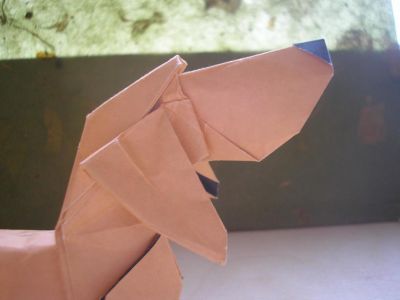tête du Basset (Quentin Trollip, 2008)
j'ai utilisé un papier d'origami classique de 35x35cm, marron-saumon et noir.
c'était la première fois que j'utilisais du papier aussi fin en si grande taille et je n'ai absolument pas réussi le modelage final de manière satisfaisante :/
je crois que ce papier n'est pas adapté pour ce modèle, il est trop fin et/ou trop grand

