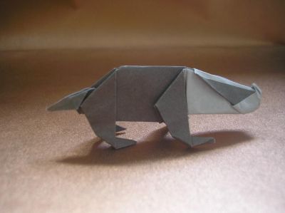 un blaireau (Robin Glynn, 1998)
j'ai utilisé un carré 15x15cm de papier spécial origami gris et blanc
