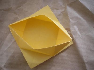 une boite chinoise
papier origami standard en 15x15cm
