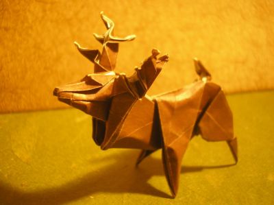un cerf (Lionel Albertino, 1991)
j'ai utilisé un carré 15x15cm de papier spécial origami marron et blanc
j'aime beaucoup ce modèle, je lui trouve un certain charme
