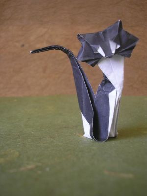 un chat (Roman Diaz, 2004)
j'ai utilisé un rectangle d'environ 6x15cm de papier spécial origami noir et blanc
je suis particulièrement fan de ce chat, vraiment, Roman Diaz est extraordinaire
c'est un modèle qui plait beaucoup comme cadeau, j'ai donc été amenée à le plier plusieurs fois et sans le moindre regret, surtout qu'il n'est pas très long à plier ^^
