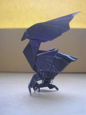 chocobo noir (Kamiya Satoshi)
j'ai utilisé un papier spécial origami de 15x15cm, noir et blanc
j'adore vraiment ce modèle, et je commence à bien me familiariser au diagramme à force d'en plier ^^
d'ailleurs, je me suis bien amusée à le modeler celui là, avec son air de parade, sa patte relevée et sa crête
