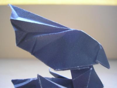 tête du chocobo noir (Kamiya Satoshi)
j'ai utilisé un papier spécial origami de 15x15cm, noir et blanc
j'adore vraiment ce modèle, et je commence à bien me familiariser au diagramme à force d'en plier ^^
d'ailleurs, je me suis bien amusée à le modeler celui là, avec son air de parade, sa patte relevée et sa crête
