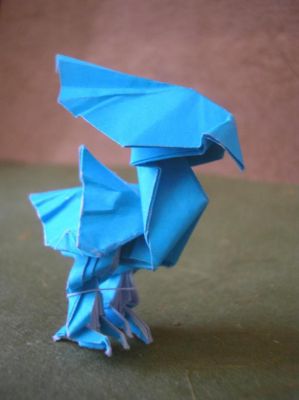 le chocobo bleu, zoom (Kamiya Satoshi)
je trouve que sa tête fait plus masculine que celle des autres, avec la crête relevée comme ça. j'aime beaucoup d'ailleurs !
j'ai utilisé un carré 15x15cm de papier spécial origami bleu et blanc
