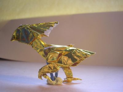 le chocobo or (Kamiya Satoshi)
j'ai voulu essayer de le faire courir, j'ai plus ou moins réussi au final, même s'il ne tient pas du tout debout. j'ai aussi modifié sa crête. j'aime beaucoup les jeu de lumière que le papier permet, même si ce n'est pas évident à prendre en photo.
j'ai utilisé un carré 15x15cm de papier spécial origami couleur or et blanc
