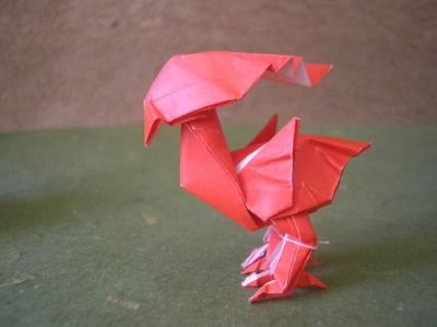 le chocobo rouge (Kamiya Satoshi)
pour celle-ci, j'ai essayé de rabattre légèrement la crête vers le bas, au contraire du chocobo bleu, je lui trouve un air plus féminin par la même occasion ^^'
j'ai utilisé un carré 15x15cm de papier spécial origami rouge et blanc
