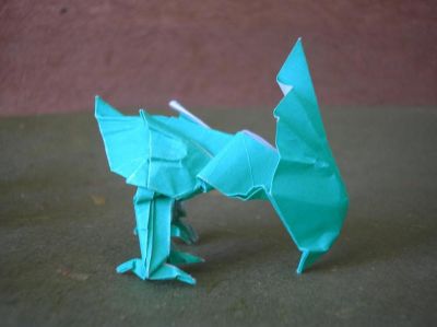le chocobo vert (Kamiya Satoshi)
là je me suis amusée à essayer de lui faire picorer le sol, même si je ne suis pas super fan du cou que ça lui fait, ça mériterait d'être travaillé sur un papier plus grand
j'ai utilisé un carré 15x15cm de papier spécial origami vert et blanc
