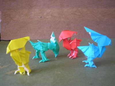 la famille chocobo, encore (Kamiya Satoshi)
il manque encore le noir et l'or pour que la famille soit complète, je m'y attèle ^^
j'ai utilisé des carré 15x15cm de papier spécial origami 
