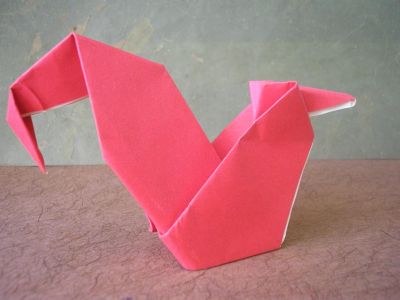 un coq (je ne connais pas l'auteur)
j'ai utilisé 2 papiers colorés, de type papier d'imprimante, posés l'un sur l'autre (un jaune et un rouge) pensant que la couleur ressortirait quelque part, mais non.
modèle très simple que je n'aurais jamais tenté de plier si ça n'avait pas été pour initier quelqu'un. je n'ai rien contre les modèles simples (surtout que certains sont très jolis), mais ils ne m'ont jamais attirés en fait ^^'
