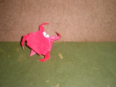 un crabe (je ne connais pas l'auteur)
papier origami standard rouge et blanc, 15x15cm

