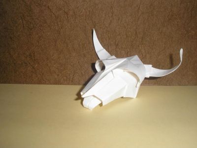 un crâne de vache, vue de 3/4 gauche (Roman Diaz)
je l'ai plié pour voir, et au final il rend très bien ce modèle ^^
papier origami standard blanc, 15x15cm

