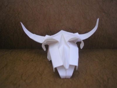 un crâne de vache (Roman Diaz)
je l'ai plié pour voir, et au final il rend très bien ce modèle ^^
papier origami standard blanc, 15x15cm
