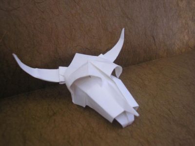 un crâne de vache, vue de 3/4 droit (Roman Diaz)
je l'ai plié pour voir, et au final il rend très bien ce modèle ^^
papier origami standard blanc, 15x15cm
