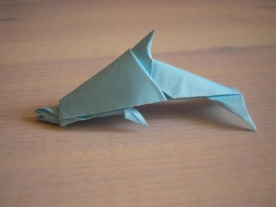 encore un dauphin (Dave Brill, 2008)
papier origami standard bleu et blanc, 15x15cm
