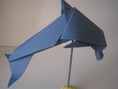 un dauphin (Dave Brill, 2008), vue de dos
j'ai utilisé un joli papier bleu, un peu épais, de taille A4
un modèle très agréable et intéressant à plier !
