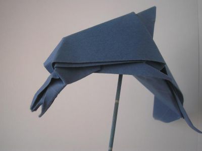 un dauphin (Dave Brill, 2008), vue de 3/4
j'ai utilisé un joli papier bleu, un peu épais, de taille A4
un modèle très agréable et intéressant à plier !
