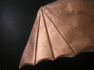 l'aile du dragon cuivré
j'ai utilisé un carré de 30x30cm de papier de soie métalisé spécial origami de couleur cuivre (je suis super fan de ce papier)
je me suis beaucoup amusée lors du modelage !
