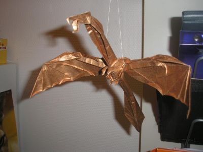le dragon en plein vol, vue de 3/4
j'ai utilisé un carré de 30x30cm de papier de soie métalisé spécial origami de couleur cuivre (je suis super fan de ce papier)
