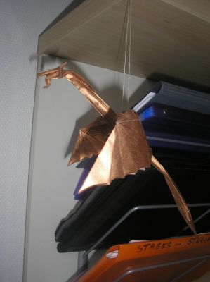 un dragon en plein vol (Charles Esseltine), vue de profil
j'ai utilisé un carré de 30x30cm de papier de soie métalisé spécial origami de couleur cuivre (je suis super fan de ce papier)
