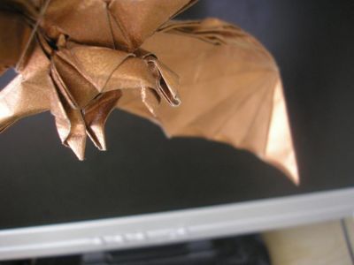 les pattes du dragon en plein vol
j'ai utilisé un carré de 30x30cm de papier de soie métalisé spécial origami de couleur cuivre (je suis super fan de ce papier)
j'ai un peu modifié les pattes du modèle initial, je n'aimais pas ce que ça rendais
en tout cas, je me suis beaucoup amusée lors du modelage !
